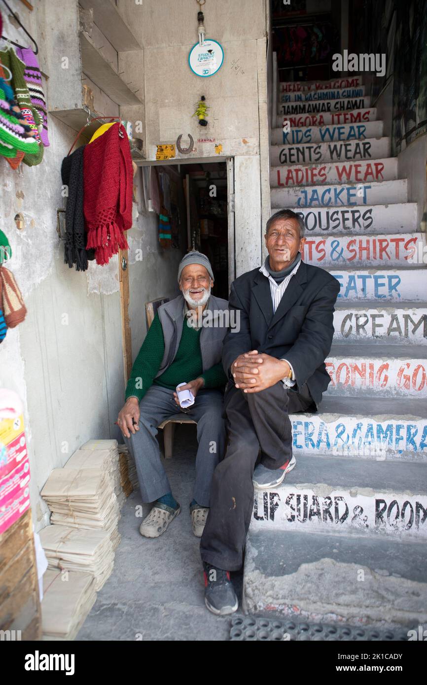 Ladakhi uomini su una scala, Main Bazaar Road, Leh, Ladakh, India Foto Stock