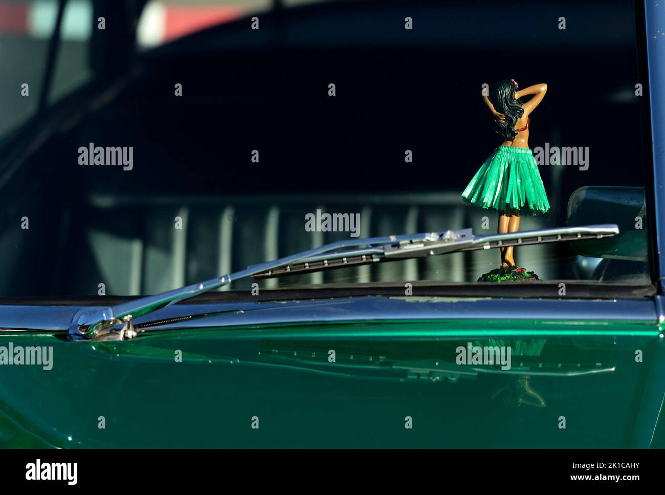 Auto classica, auto d'epoca, ballerina hula Hawaii, personaggio sul cruscotto, Chevrolet Bel Air 1951 hardtop coupé, menta verde metallizzato business copia Foto Stock