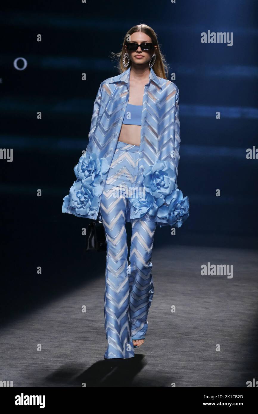 Madrid, Spagna. 17th Set, 2022. Un modello cammina sulla pista indossando una creazione di Claro Couture durante la Mercedes-Benz Fashion Week Madrid. Credit: SOPA Images Limited/Alamy Live News Foto Stock