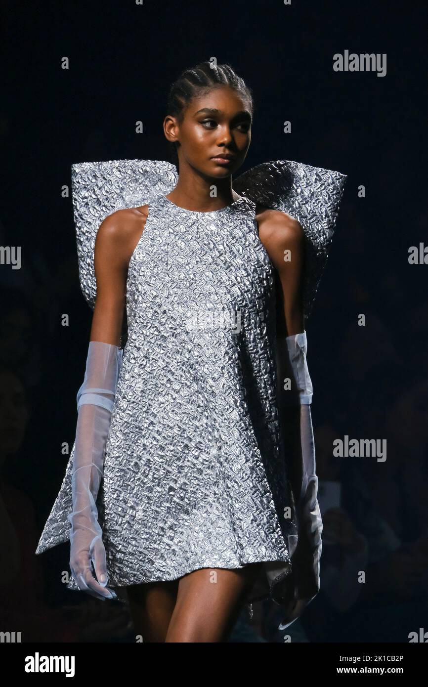 Madrid, Spagna. 17th Set, 2022. Un modello cammina sulla pista indossando una creazione di Claro Couture durante la Mercedes-Benz Fashion Week Madrid. Credit: SOPA Images Limited/Alamy Live News Foto Stock