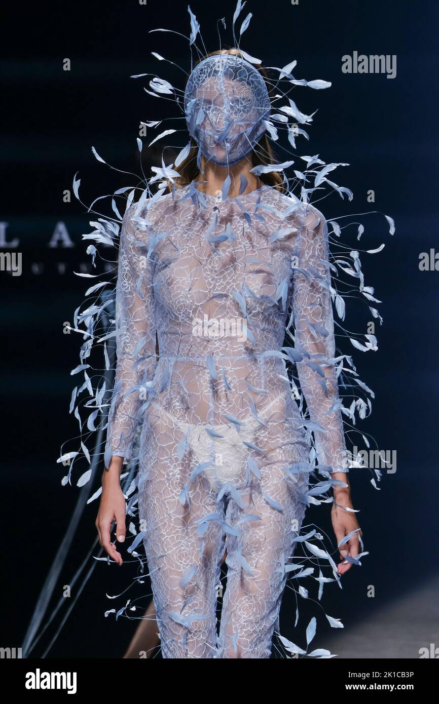 Madrid, Spagna. 17th Set, 2022. Un modello cammina sulla pista indossando una creazione di Claro Couture durante la Mercedes-Benz Fashion Week Madrid. Credit: SOPA Images Limited/Alamy Live News Foto Stock