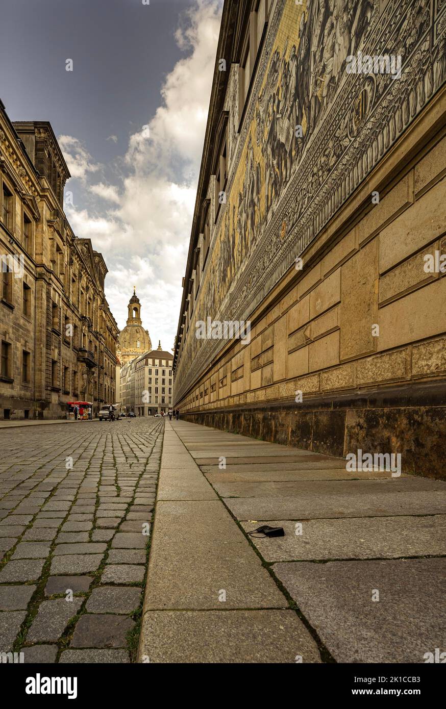 Strade storiche a Dresda con la maschera Corona al suolo, Dresda, Germania Foto Stock