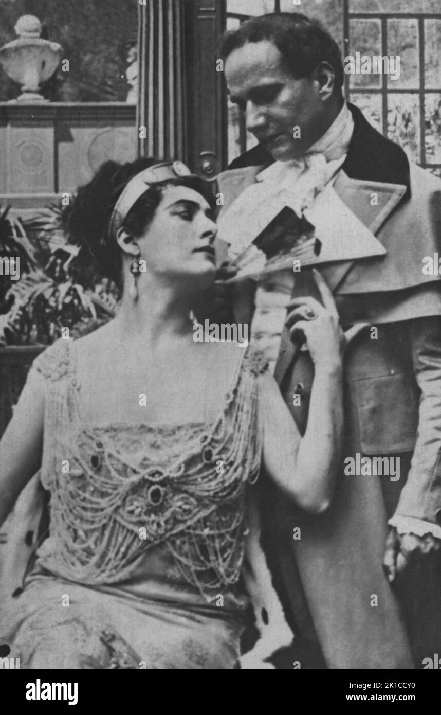 Francesca Bertini (1892-1985), actriz de cine mudo italiana, junto a Gustavo Serena (1881-1970), attore e regista de cine italiano, en la película Tosca, de 1918. Foto Stock