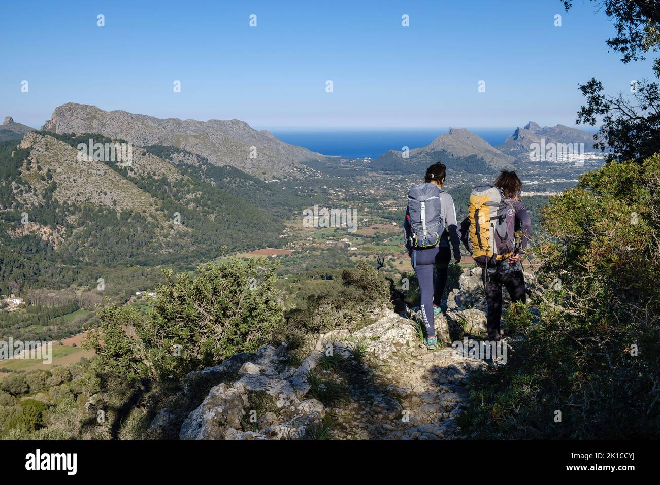 Camminatori che scendono il sentiero di Fartaritx, Pollenca, Maiorca, Isole Baleari, Spagna. Foto Stock