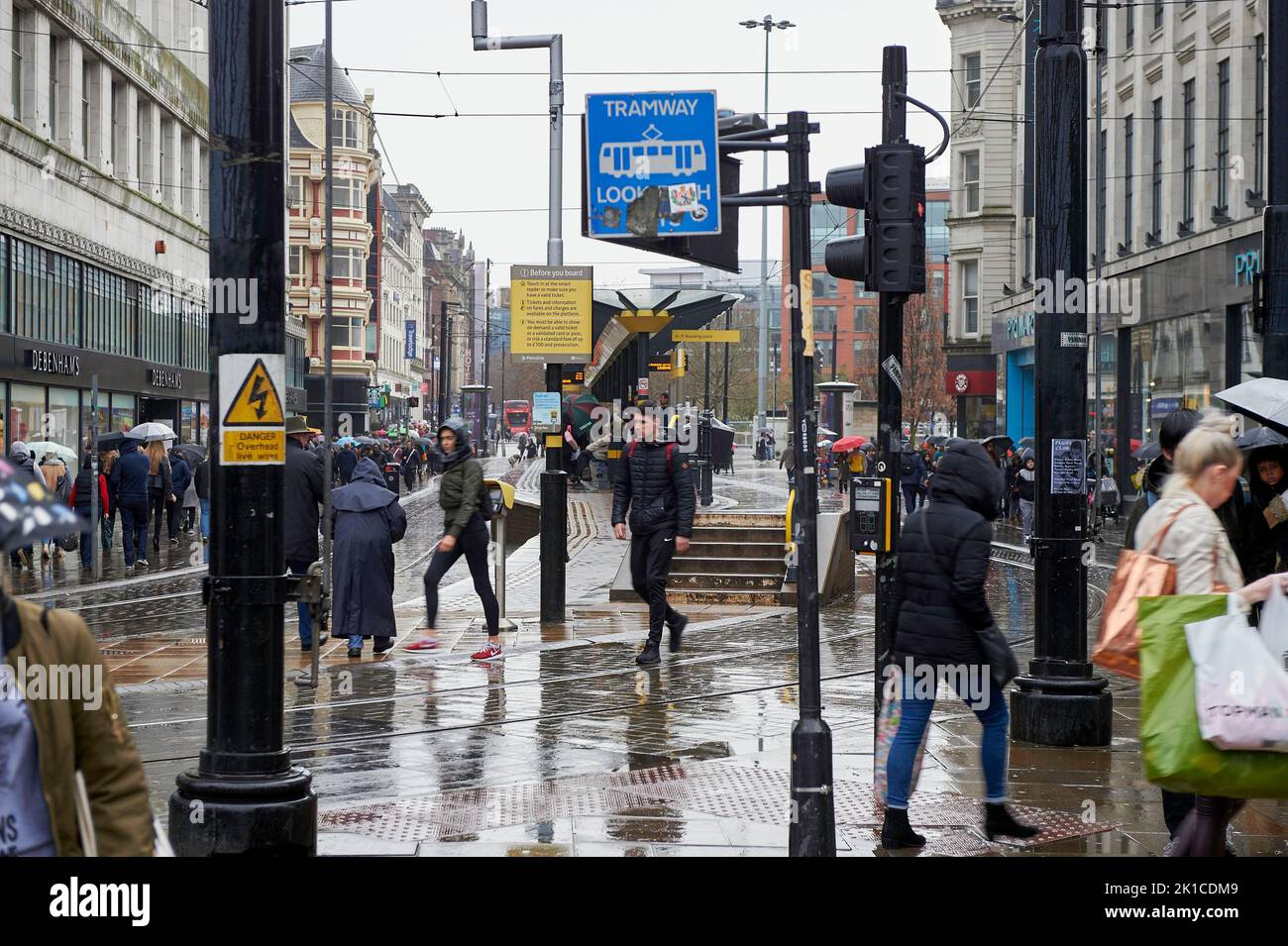 Pioggia, pedoni sotto la pioggia, Manchester, Regno Unito Foto Stock