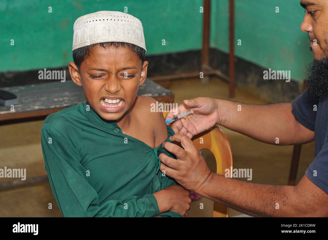 14 settembre 2022, Sylhet, Bangladesh: Un bambino riceve una dose di Pfizer contro il virus durante la campagna di vaccinazione per i bambini come tentativo di ridurre l'infezione di Covid-19 a Baluchor Ideal School & College Campus . il 14 settembre 2022 a Sylhet, Bangladesh. (Foto di MD Rafayat Haque Khan / Eyepix Group) Foto Stock