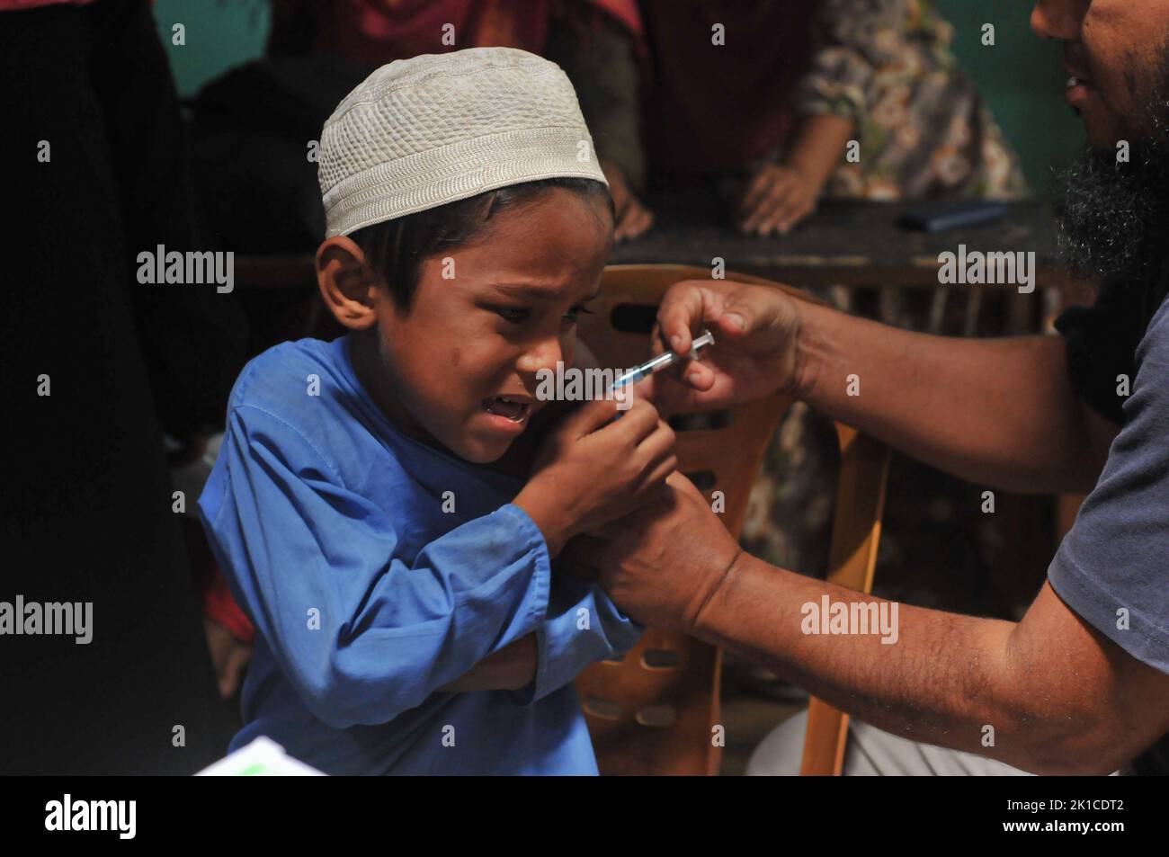 14 settembre 2022, Sylhet, Bangladesh: Un bambino riceve una dose di Pfizer contro il virus durante la campagna di vaccinazione per i bambini come tentativo di ridurre l'infezione di Covid-19 a Baluchor Ideal School & College Campus . il 14 settembre 2022 a Sylhet, Bangladesh. (Foto di MD Rafayat Haque Khan / Eyepix Group) Foto Stock