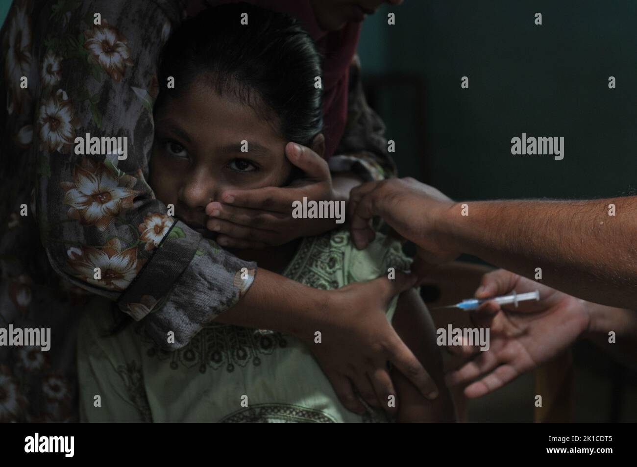 14 settembre 2022, Sylhet, Bangladesh: Un bambino riceve una dose di Pfizer contro il virus durante la campagna di vaccinazione per i bambini come tentativo di ridurre l'infezione di Covid-19 a Baluchor Ideal School & College Campus . il 14 settembre 2022 a Sylhet, Bangladesh. (Foto di MD Rafayat Haque Khan / Eyepix Group) Foto Stock