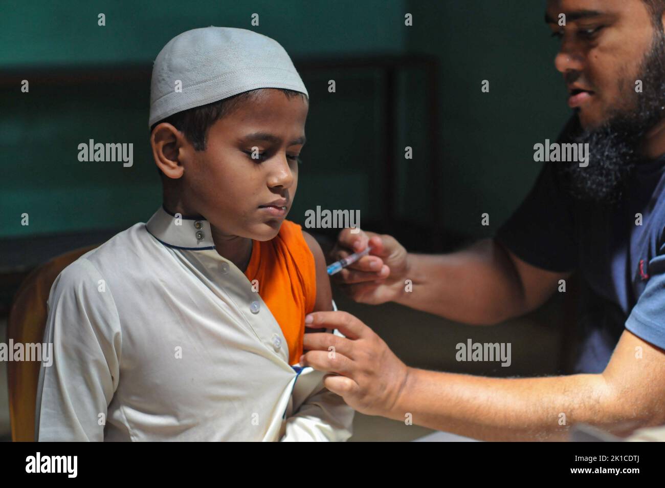 14 settembre 2022, Sylhet, Bangladesh: Un bambino riceve una dose di Pfizer contro il virus durante la campagna di vaccinazione per i bambini come tentativo di ridurre l'infezione di Covid-19 a Baluchor Ideal School & College Campus . il 14 settembre 2022 a Sylhet, Bangladesh. (Foto di MD Rafayat Haque Khan / Eyepix Group) Foto Stock