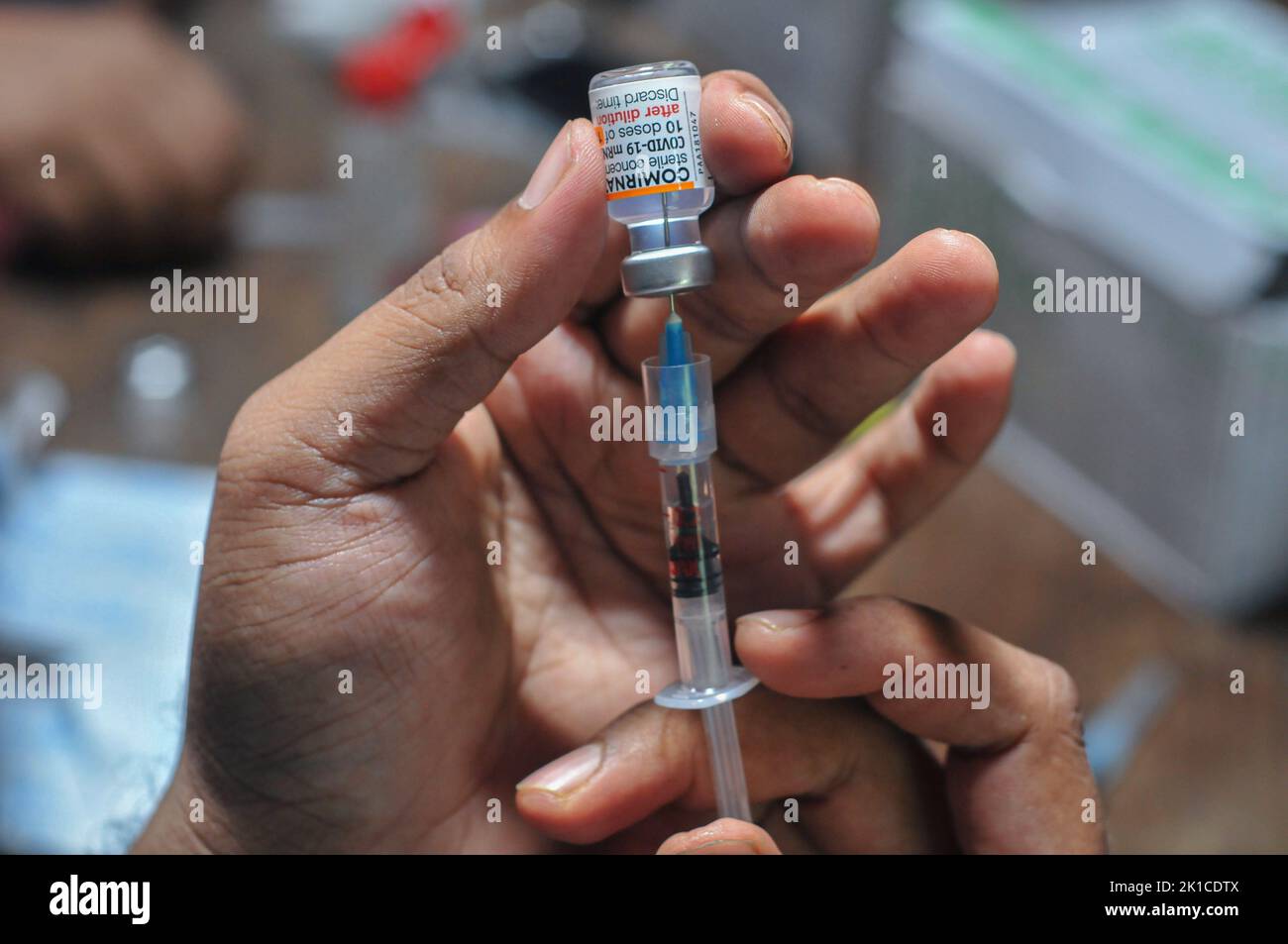 14 settembre 2022, Sylhet, Bangladesh: Un operatore sanitario prepara una dose di Pfizer durante la campagna di vaccinazione per i bambini come tentativo di ridurre l'infezione di Covid-19 a Baluchor Ideal School & College Campus . il 14 settembre 2022 a Sylhet, Bangladesh. (Foto di MD Rafayat Haque Khan / Eyepix Group) Foto Stock