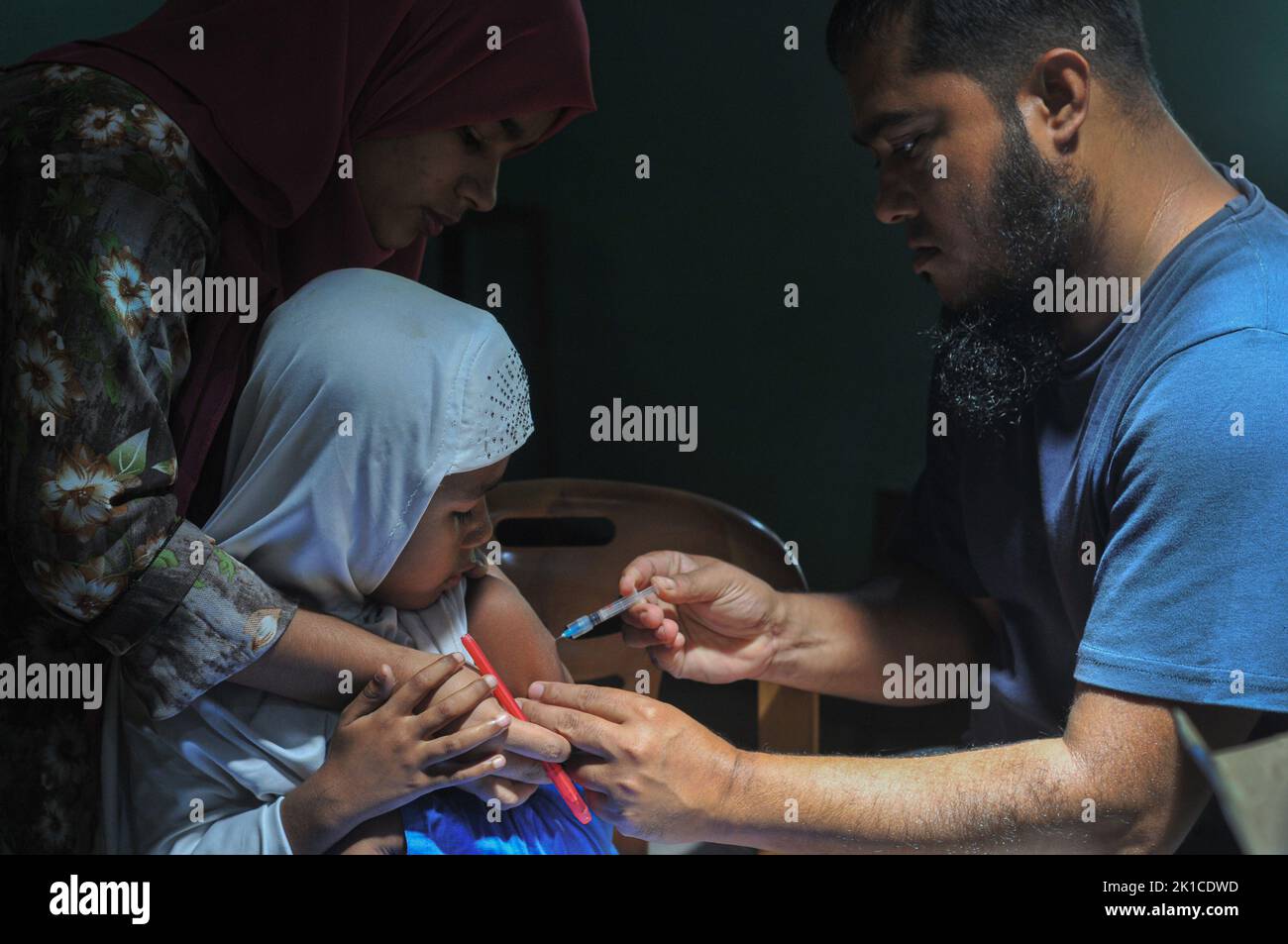 14 settembre 2022, Sylhet, Bangladesh: Un bambino riceve una dose di Pfizer contro il virus durante la campagna di vaccinazione per i bambini come tentativo di ridurre l'infezione di Covid-19 a Baluchor Ideal School & College Campus . il 14 settembre 2022 a Sylhet, Bangladesh. (Foto di MD Rafayat Haque Khan / Eyepix Group) Foto Stock