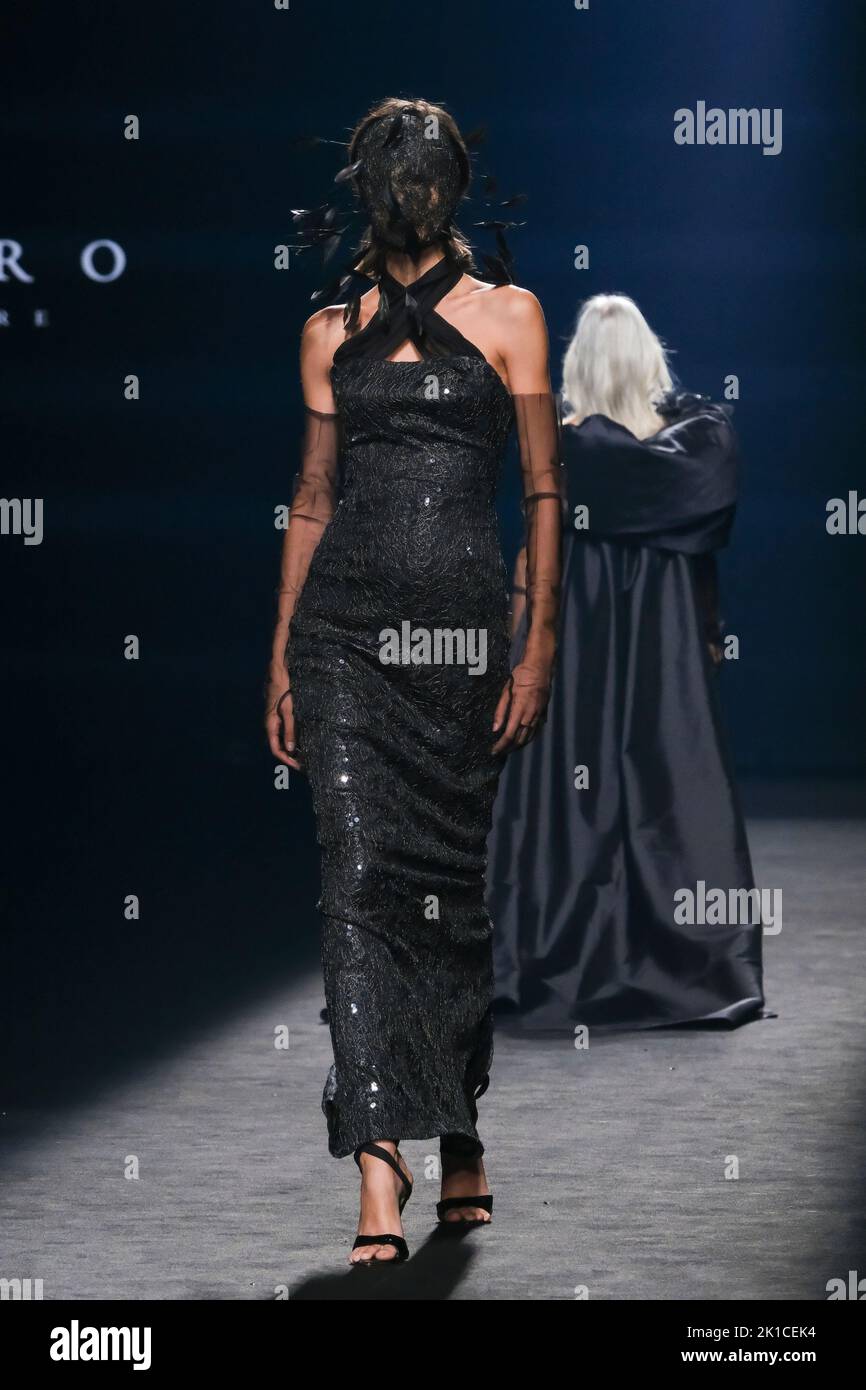 Madrid, Spagna. 17th Set, 2022. Un modello cammina sulla pista indossando una creazione di Claro Couture durante la Mercedes-Benz Fashion Week Madrid. (Foto di Atilano Garcia/SOPA Images/Sipa USA) Credit: Sipa USA/Alamy Live News Foto Stock