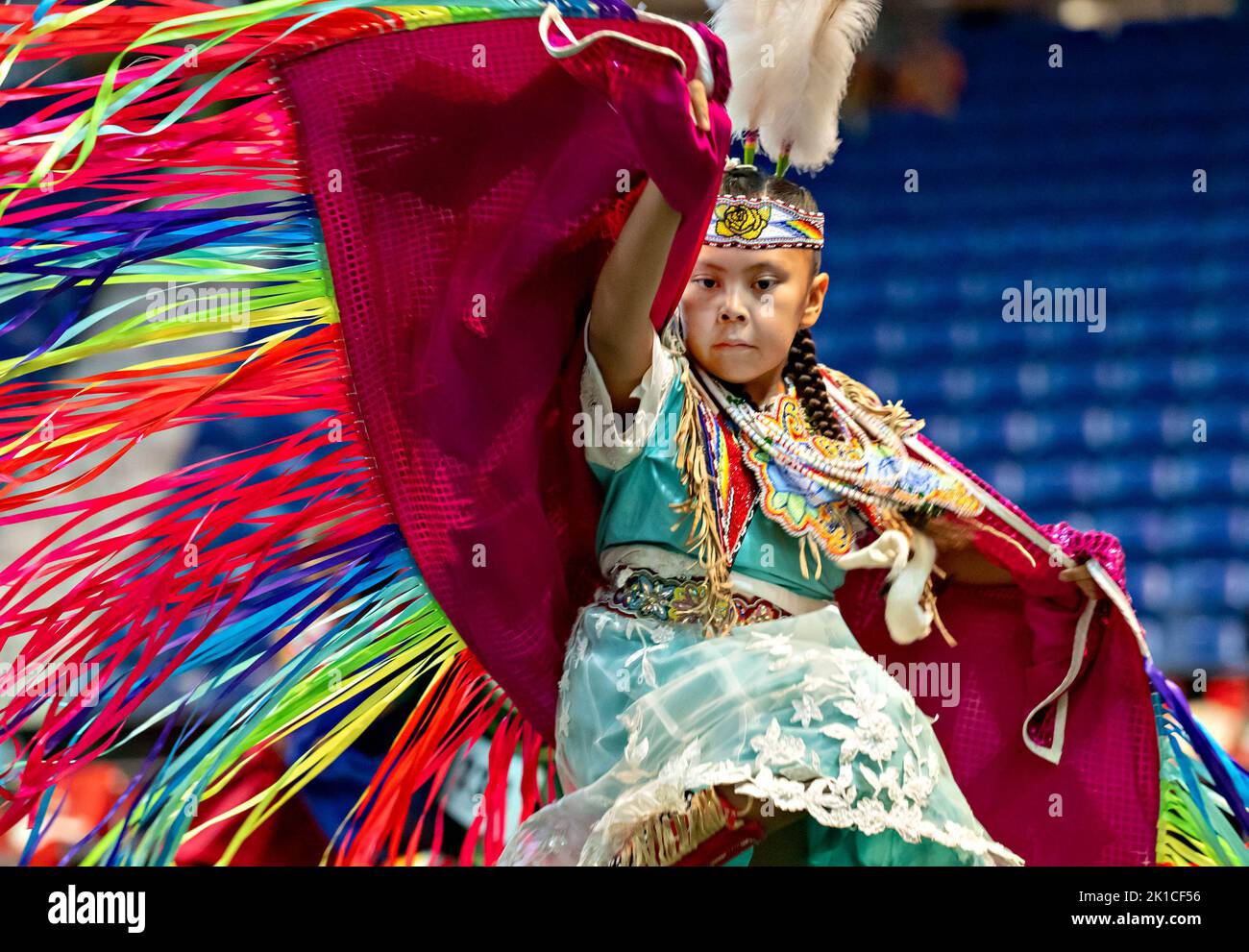 Langley, Canada. 16th Set, 2022. Una ballerina vestita in costume indigeno partecipa alla danza e alle celebrazioni del Pow Wow presso il Langley Events Centre di Langley, Canada, il 16 settembre 2022. Pow Wow è un'attività culturale indigena in cui le persone socializzano insieme attraverso diverse attività come la danza, il canto e l'onore delle tradizioni dei loro antenati. Credit: Andrew Soong/Xinhua/Alamy Live News Foto Stock