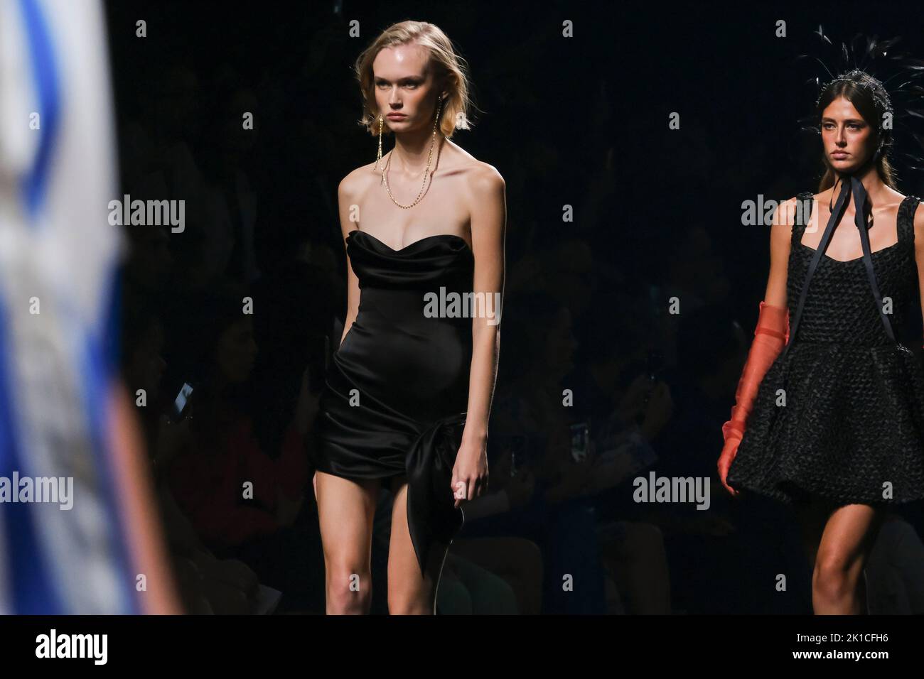 Madrid, Spagna. 17th Set, 2022. I modelli percorrono la pista indossando le creazioni di Claro Couture durante la Mercedes-Benz Fashion Week di Madrid. (Foto di Atilano Garcia/SOPA Images/Sipa USA) Credit: Sipa USA/Alamy Live News Foto Stock