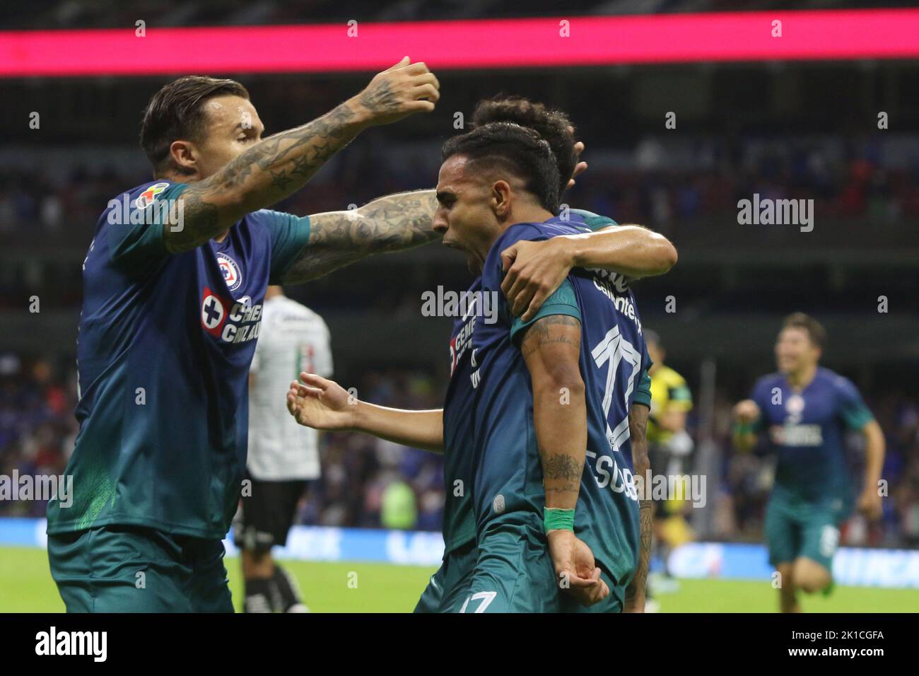 Città del Messico, Messico. 16th Set, 2022. Christian Tabo e Jesus Escoboza della squadra di calcio Cruz Azul celebrano il gol durante la partita di calcio tra la squadra di calcio Cruz Azul e Leon FC del torneo di apertura 2022 della MX League allo stadio Aztec. Il 16 settembre 2022 a Città del Messico, Messico. (Credit Image: © Ismael Rosas Eyepix Group/eyepix via ZUMA Press Wire) Foto Stock