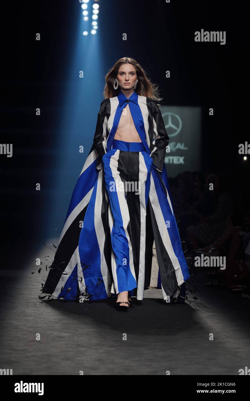 Madrid, Spagna. 17th Set, 2022. Un modello indossa alla pista di raccolta una creazione da “Claro Couture“ durante Pasarela Cibeles Mercedes-Benz Fashion Week Madrid 2022 a Madrid, il 17 settembre 2022 Credit: CORDON PRESS/Alamy Live News Foto Stock