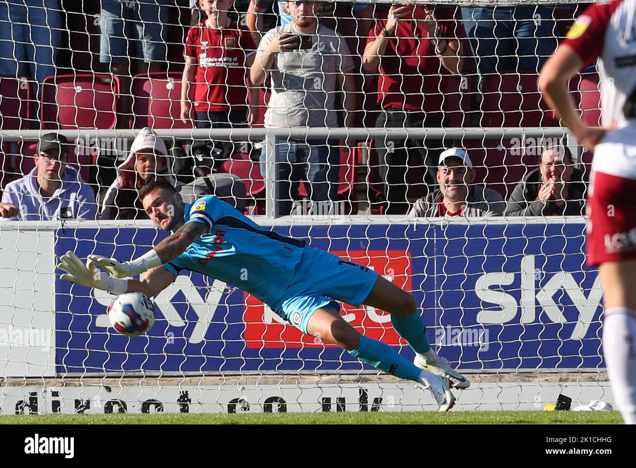 Il capitano di Rochdale, Richard o'Donnell, salva la penalità iniziale presa da Sam Hoskins di Northampton Town durante la seconda metà della partita della Sky Bet League 2 tra Northampton Town e Rochdale al PTS Academy Stadium di Northampton, sabato 17th settembre 2022. Credit: MI News & Sport /Alamy Live News Foto Stock