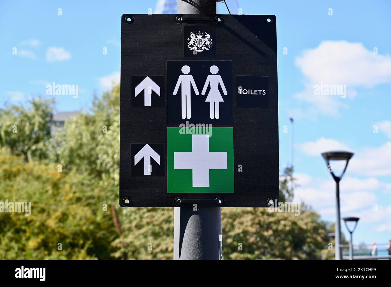 Londra, Regno Unito. Cartello per i servizi igienici e pronto soccorso. La coda per il sdraiato della Regina Elisabetta II si estendeva dal Southwark Park alla Westminster Hall, con un tempo di 14 ore per raggiungere la sua destinazione. Credit: michael melia/Alamy Live News Foto Stock