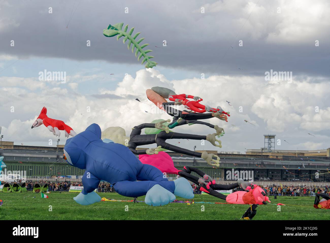 Festival der Riesendrachen auf dem Tempelhofer Feld in Berlin, 17.09.2022, Mehr als 80 Drachenflieger aus ganz Europa liessen Ihre bis zu 50m langen R Foto Stock