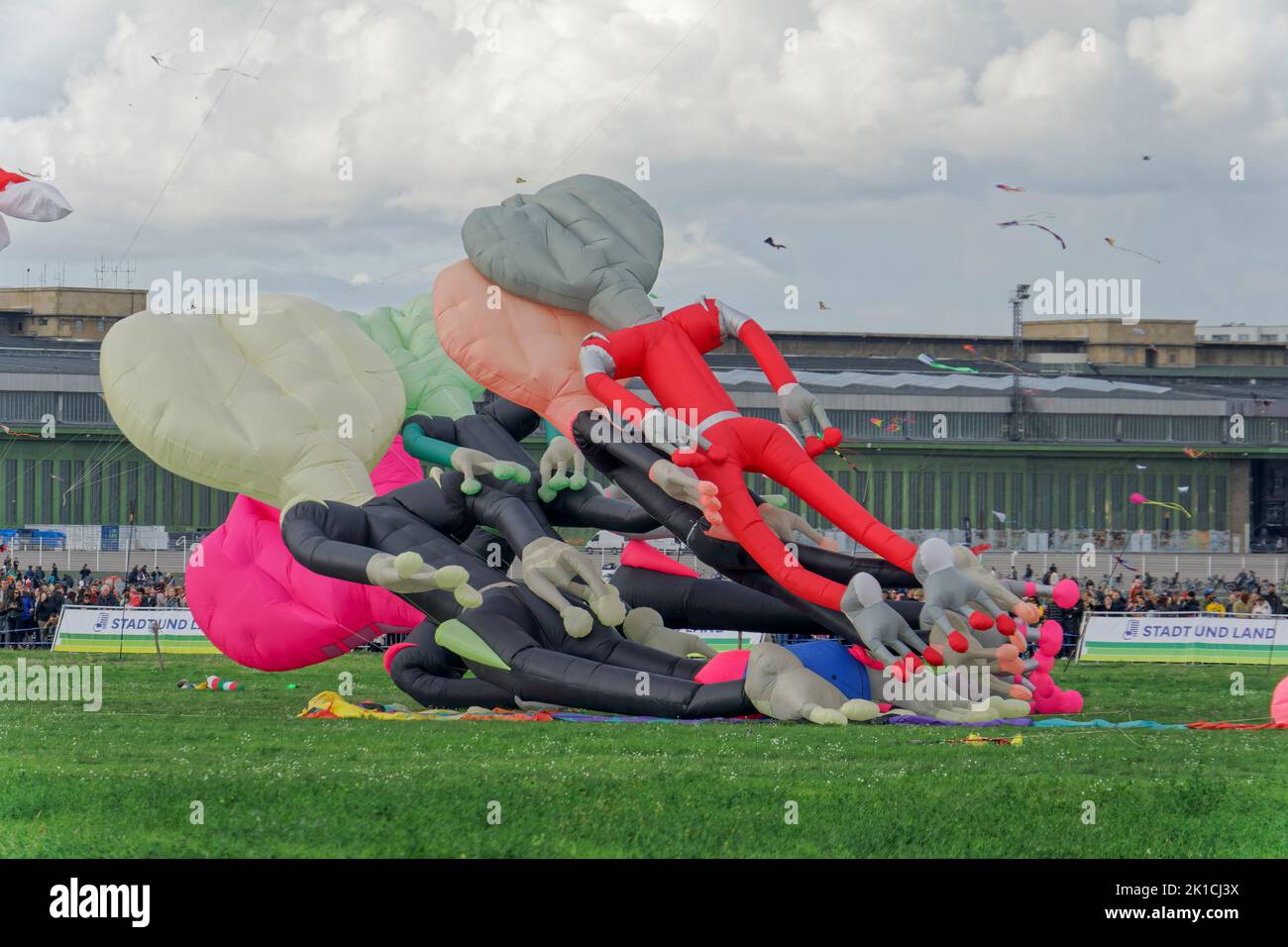 Festival der Riesendrachen auf dem Tempelhofer Feld in Berlin, 17.09.2022, Mehr als 80 Drachenflieger aus ganz Europa liessen Ihre bis zu 50m langen R Foto Stock