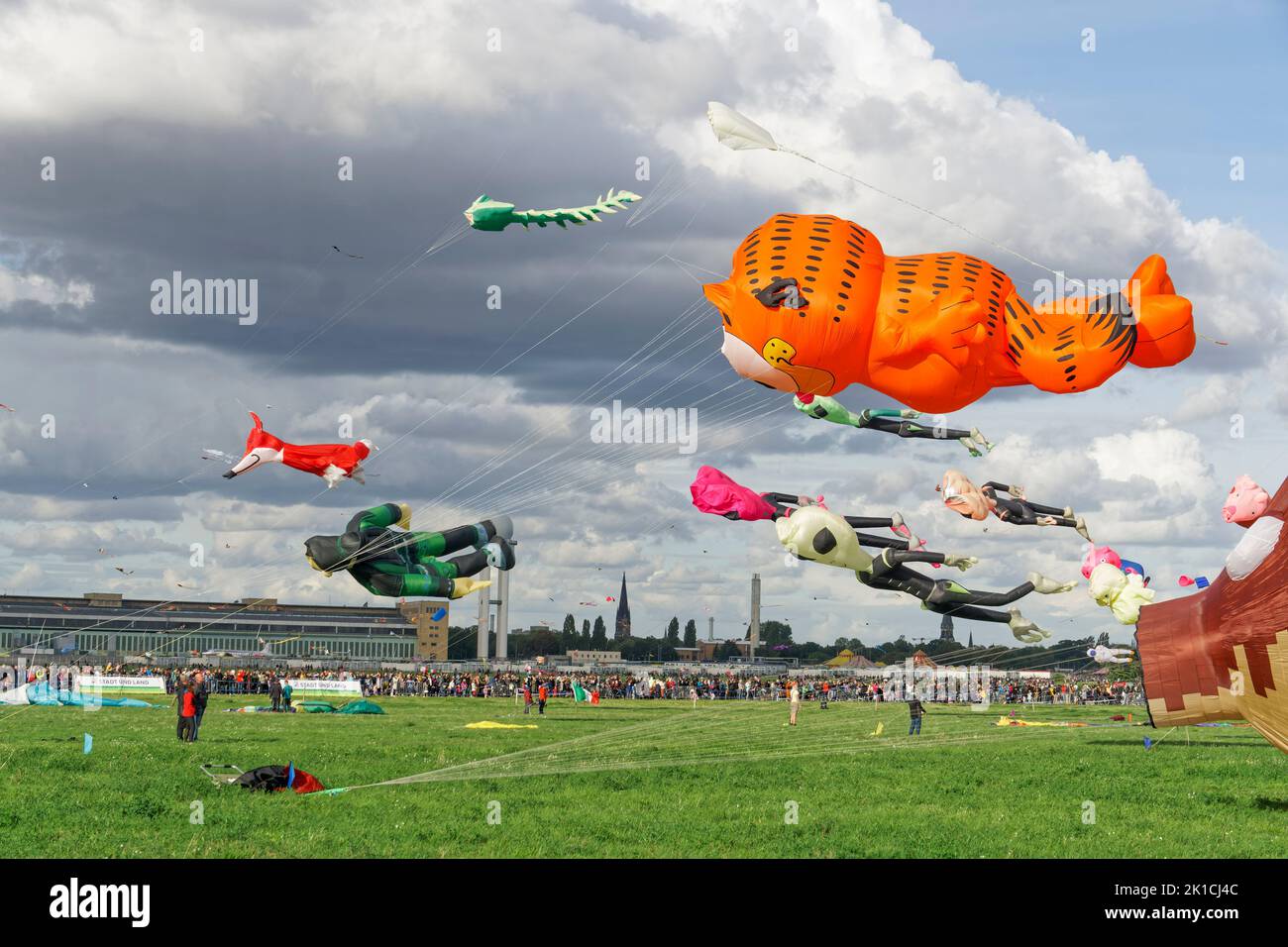 Festival der Riesendrachen auf dem Tempelhofer Feld in Berlin, 17.09.2022, Mehr als 80 Drachenflieger aus ganz Europa liessen Ihre bis zu 50m langen R Foto Stock