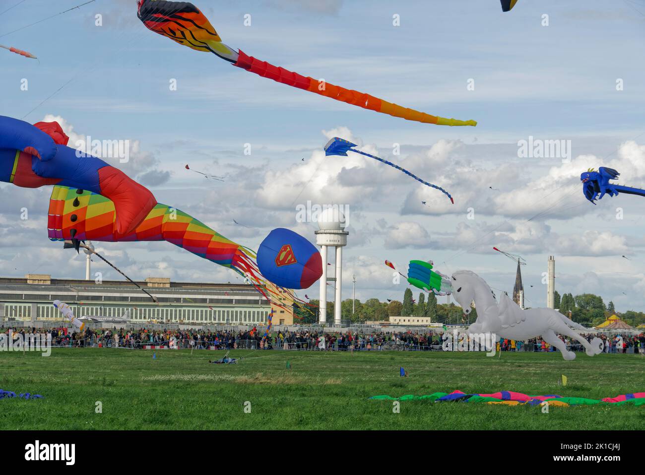 Festival der Riesendrachen auf dem Tempelhofer Feld in Berlin, 17.09.2022, Mehr als 80 Drachenflieger aus ganz Europa liessen Ihre bis zu 50m langen R Foto Stock