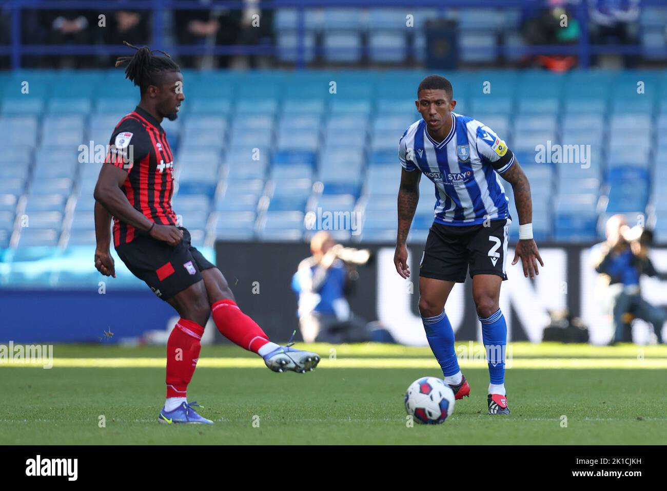 Sheffield, Regno Unito. 17th Set, 2022. Liam Palmer #2 di Sheffield Mercoledì guarda come Greg Leigh #21 di Ipswich Town passa la palla durante la partita Sky Bet League 1 Sheffield Mercoledì vs Ipswich Town a Hillsborough, Sheffield, Regno Unito, 17th Settembre 2022 (Foto di Simon Bissett/News Images) Credit: News Images LTD/Alamy Live News Foto Stock