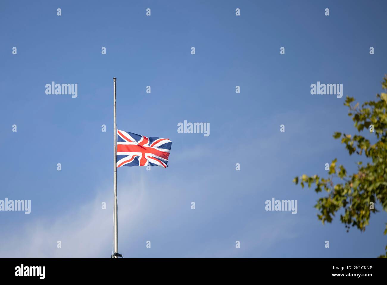 Una bandiera di Union Jack a mezza asta vista in cima ad un edificio a Londra durante il periodo di lutto nazionale per la Regina Elisabetta II Foto Stock