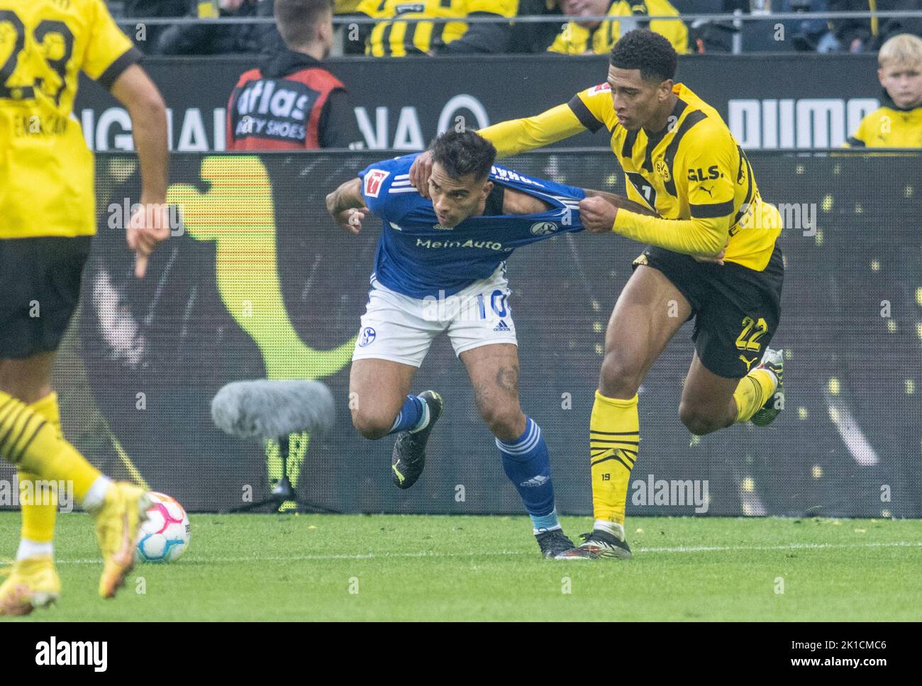 Dortmund, Germania. 17th Set, 2022. Calcio: Bundesliga, Borussia Dortmund - FC Schalke 04, Giornata 7, Signal Iduna Park. Jude Bellingham di Dortmund e Rodrigo Zalazar combattono per la palla. Credit: Bernd Thissen/dpa - NOTA IMPORTANTE: In conformità ai requisiti della DFL Deutsche Fußball Liga e del DFB Deutscher Fußball-Bund, è vietato utilizzare o utilizzare fotografie scattate nello stadio e/o della partita sotto forma di sequenze di immagini e/o serie di foto simili a video./dpa/Alamy Live News Foto Stock