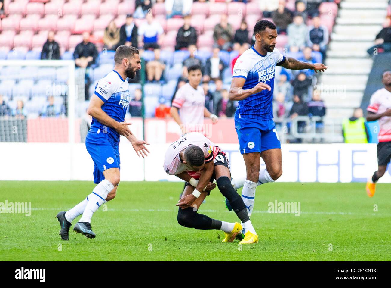 Thomas Ince (10) del Reading FC fouled da Graeme Shinnie (18) del Wigan Athletic durante la partita di campionato Sky Bet tra Wigan Athletic e Reading al DW Stadium di Wigan sabato 17th settembre 2022. (Credit: Mike Morese | MI News) durante la partita del Campionato Sky Bet tra Wigan Athletic e Reading al DW Stadium di Wigan sabato 17th settembre 2022. Credit: MI News & Sport /Alamy Live News Foto Stock