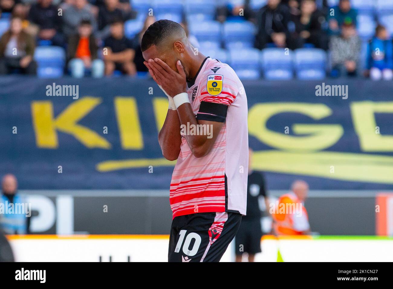 Thomas Ince (10) del Reading FC sembra sconsolato dopo aver perso una chance in goal durante la partita del campionato Sky Bet tra Wigan Athletic e Reading al DW Stadium di Wigan sabato 17th settembre 2022. (Credit: Mike Morese | MI News) durante la partita del Campionato Sky Bet tra Wigan Athletic e Reading al DW Stadium di Wigan sabato 17th settembre 2022. Credit: MI News & Sport /Alamy Live News Foto Stock