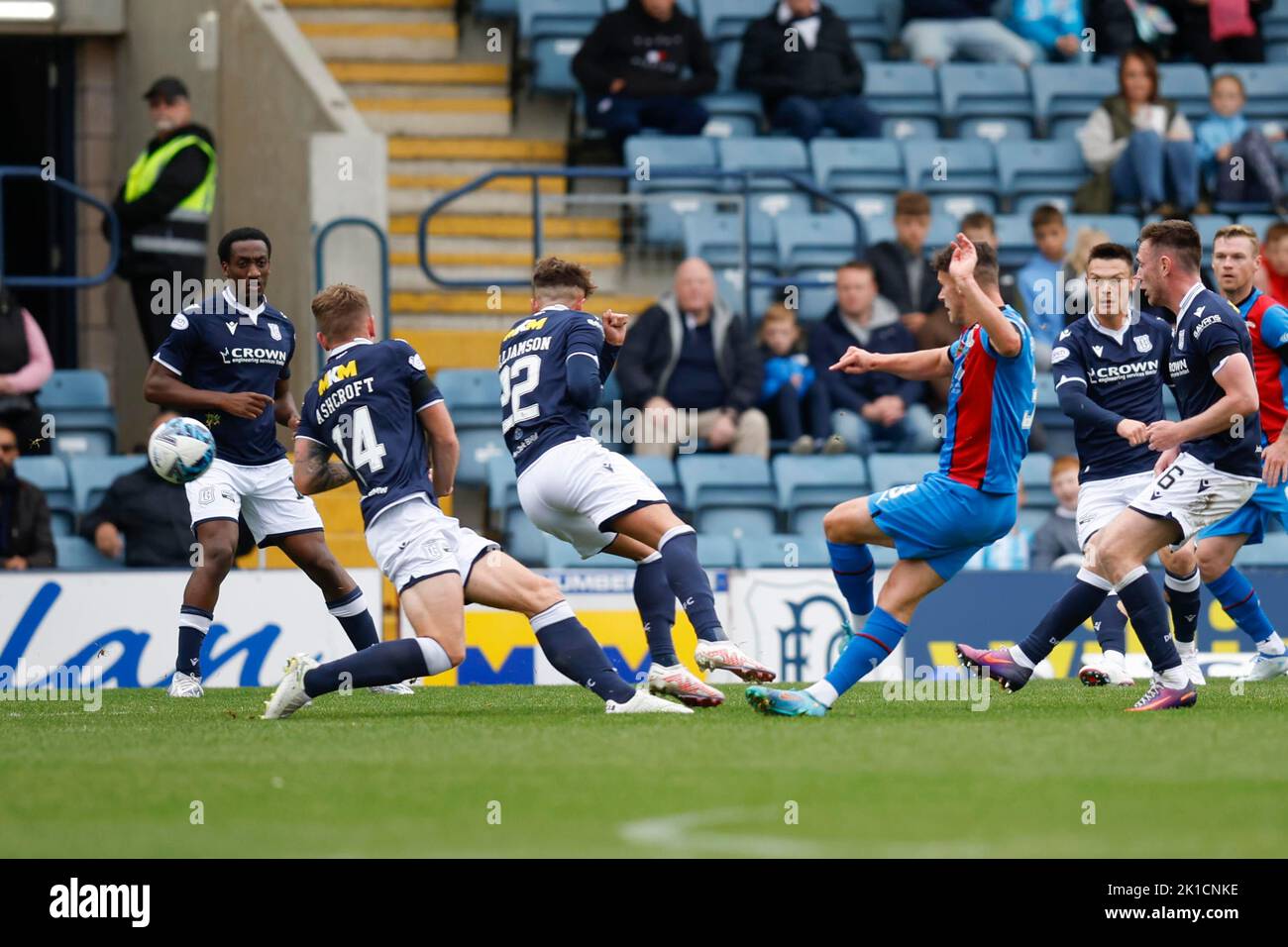Dundee, Regno Unito. 17th Set, 2022. 17th settembre 2022; Dens Park, Dundee, Scozia: Scottish Championship football, Dundee versus Inverness Caledonian Thistle; Cameron Harper di Inverness Caledonian Thistle segna un equalizzatore per livellare il punteggio a 1-1 nei 15th minuti Credit: Action Plus Sports Images/Alamy Live News Foto Stock