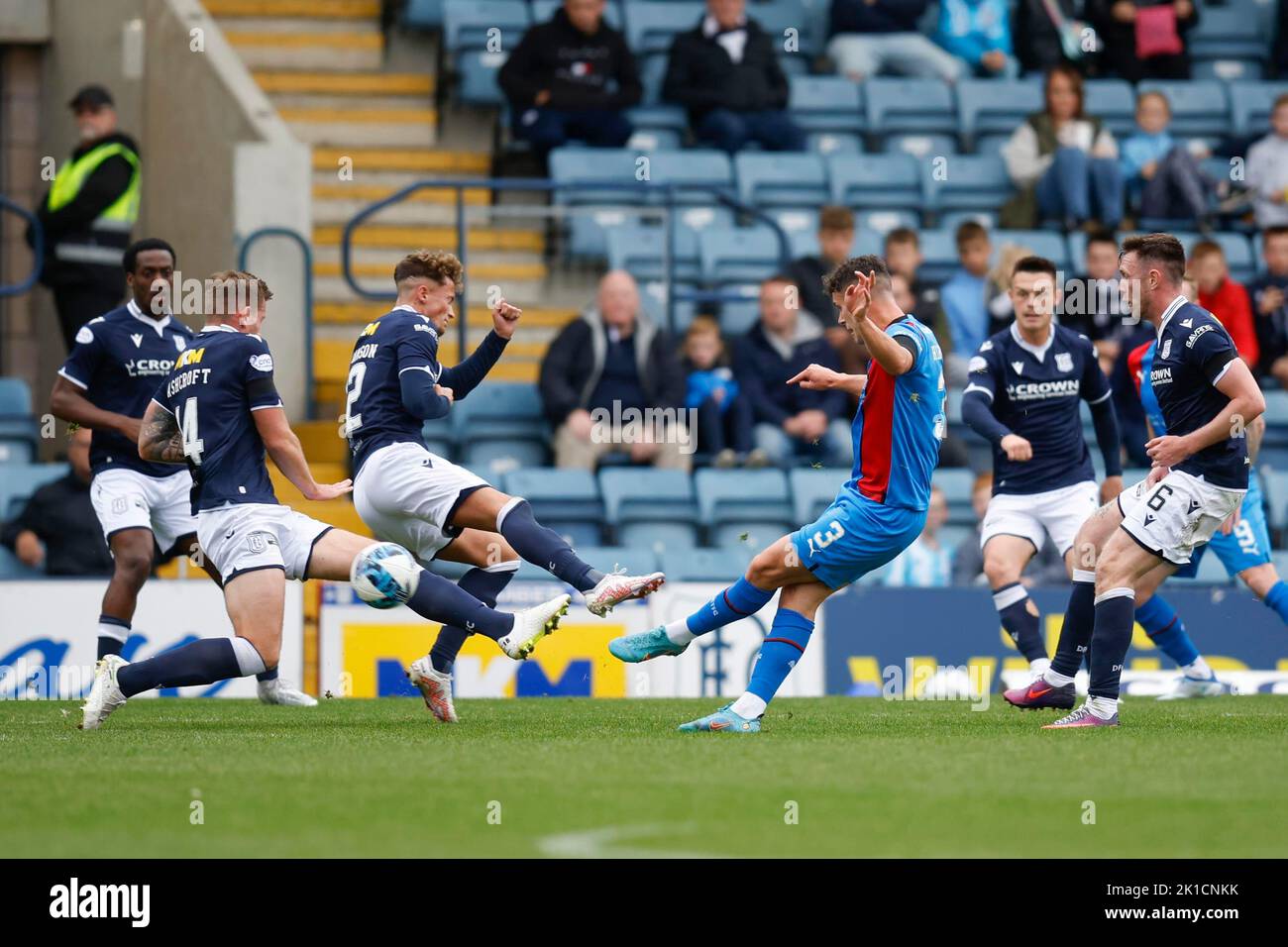 Dundee, Regno Unito. 17th Set, 2022. 17th settembre 2022; Dens Park, Dundee, Scozia: Scottish Championship football, Dundee versus Inverness Caledonian Thistle; Cameron Harper di Inverness Caledonian Thistle segna un equalizzatore per livellare il punteggio a 1-1 nei 15th minuti Credit: Action Plus Sports Images/Alamy Live News Foto Stock