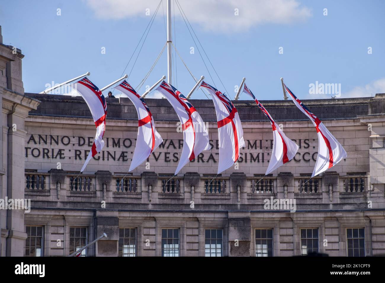 Londra, Regno Unito. 17th Set, 2022. Le bandiere bianche dell'insegna volano sull'Arco dell'Ammiragliato davanti al funerale della Regina, che si svolge il 19th settembre. Credit: Vuk Valcic/Alamy Live News Foto Stock