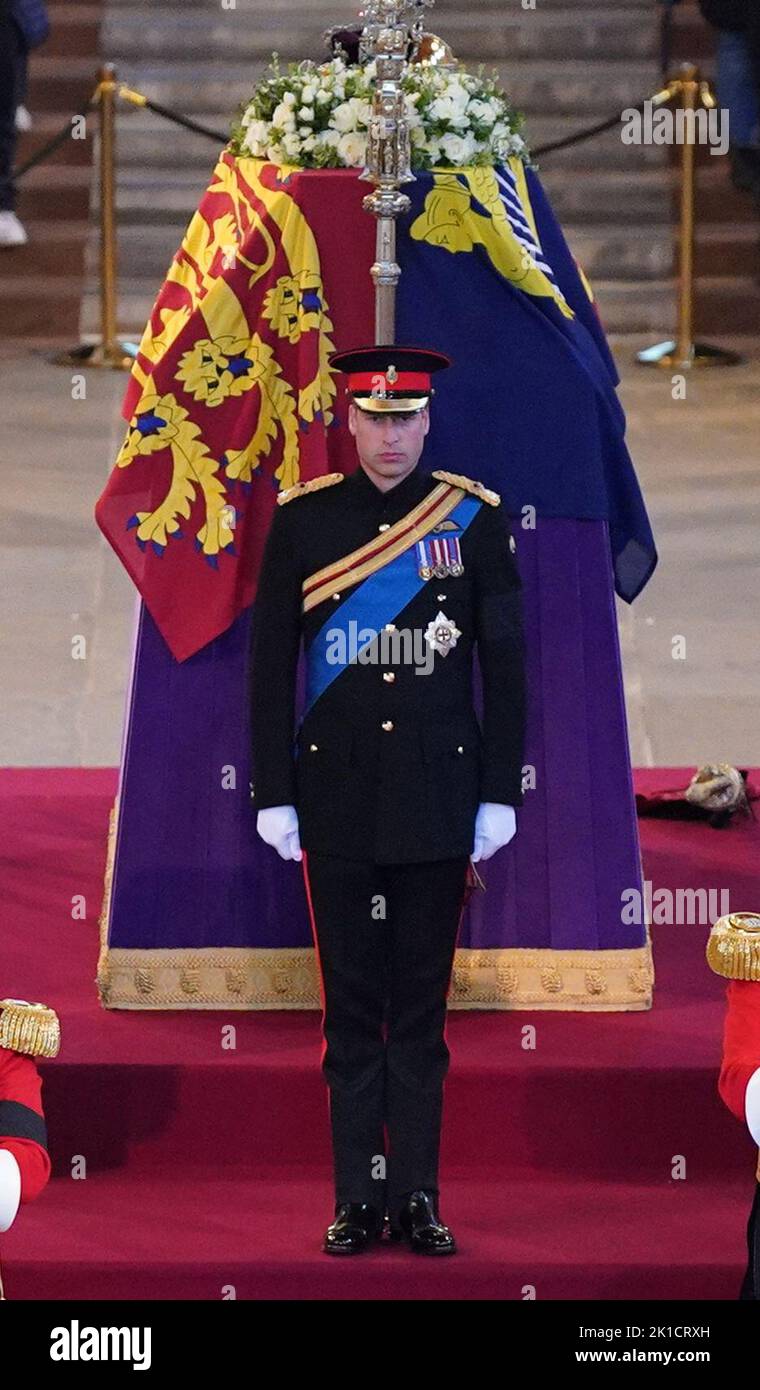 Il Principe di Galles si trova accanto alla bara di sua nonna, la Regina Elisabetta II, in quanto si trova in stato sulla catalana nella Westminster Hall, presso il Palazzo di Westminster, Londra. Data immagine: Sabato 17 settembre 2022. Foto Stock