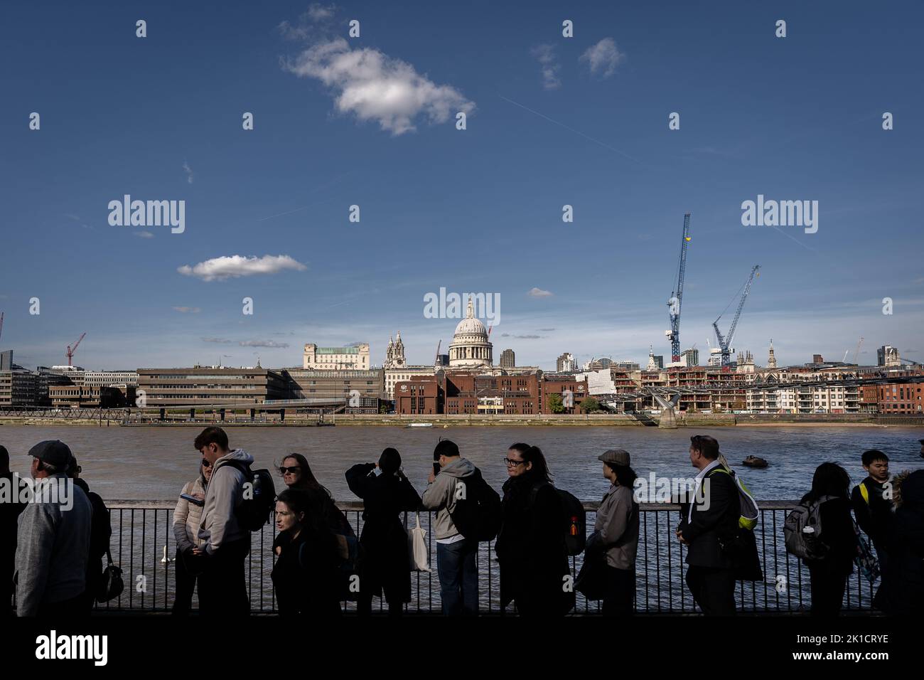 Londra, Regno Unito. 17th settembre 2022. Migliaia di persone continuano a fare la fila vicino al Tamigi per vedere la regina stesa nella Westminster Hall e salutare il monarca. Visto qui passando dalla Cattedrale di San Paolo. Credit: Guy Corbishley/Alamy Live News Foto Stock