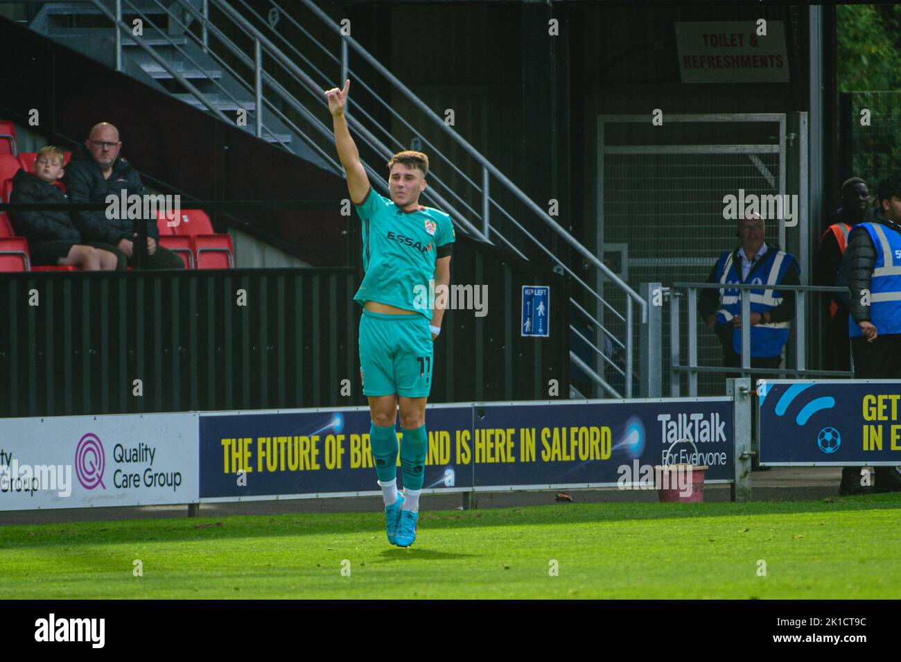 Josh Hawkes of Tranmere Rovers celebra il primo goal del gioco del suo fianco durante la partita della Sky Bet League 2 tra Salford City e Tranmere Rovers a Moor Lane, Salford, sabato 17th settembre 2022. Foto Stock