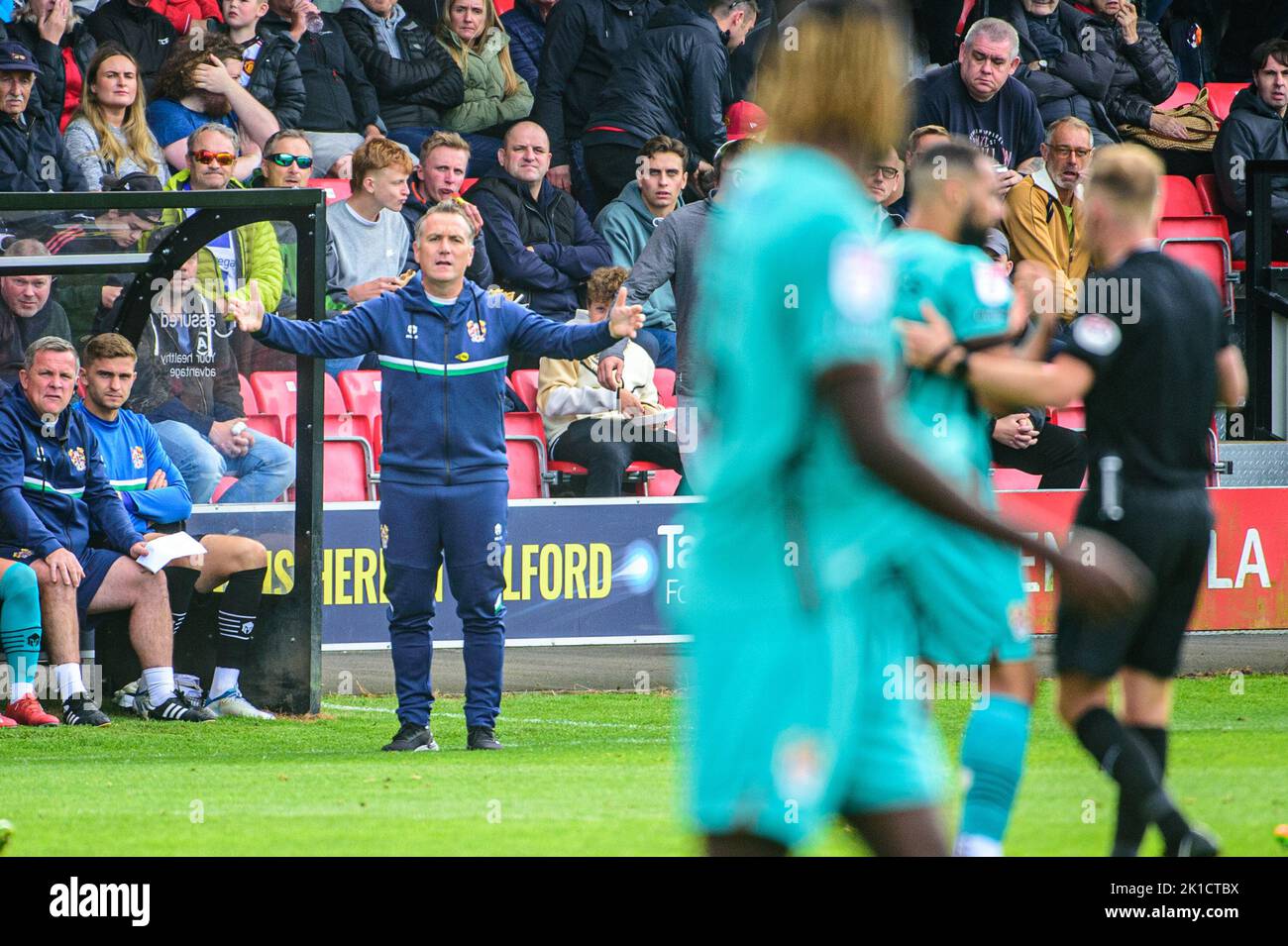 Micky Mellon, Manager di Tranmere Rovers esprime i suoi sentimenti al Referee durante la partita della Sky Bet League 2 tra Salford City e Tranmere Rovers a Moor Lane, Salford, sabato 17th settembre 2022. Foto Stock