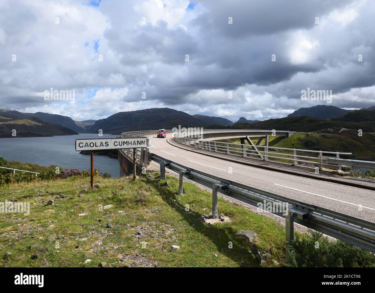 Auto che attraversa il ponte Kylesku sulla costa settentrionale 500 strada panoramica attraverso Highland, Scozia, Regno Unito Foto Stock