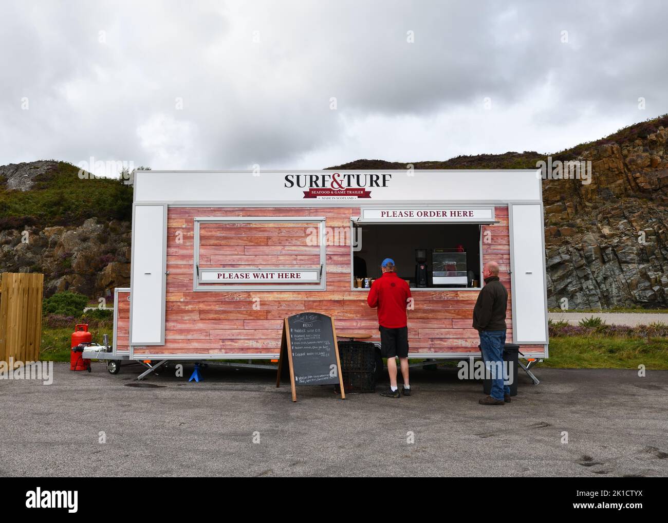 A North Coast 500 frutti di mare e gioco, surf e tappeti erbosi, rimorchio catering a Kylesku in Scozia. Foto Stock