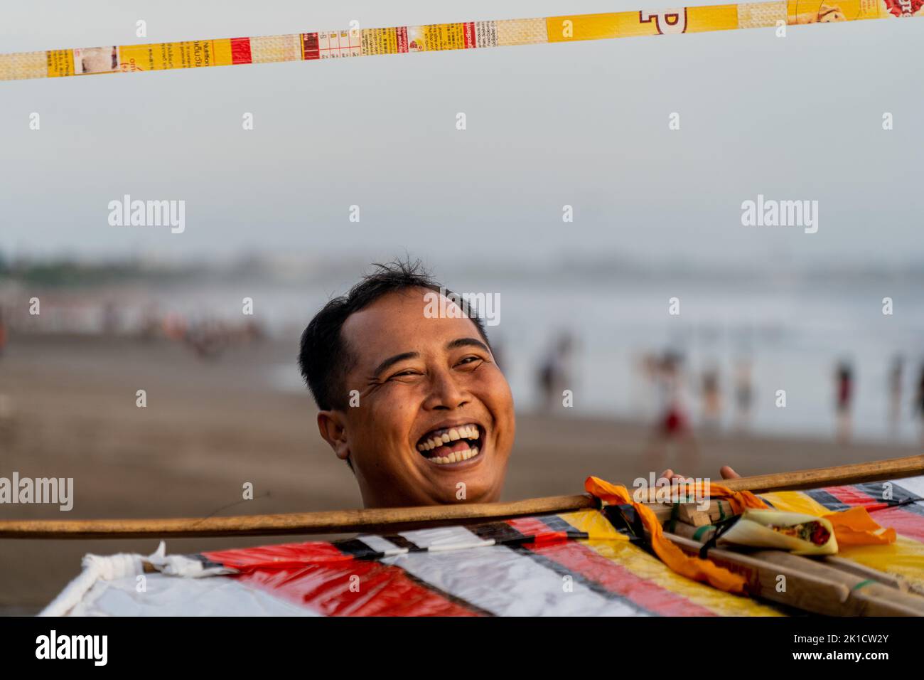 Bali, Indonesia. 17th Set, 2022. Un appassionato di aquilone sorride mentre sorregge il suo aquilone durante un controllo dell'ala pre-lancio a Seminyak Beach. Vita quotidiana a Bali, Indonesia, mentre il turismo riprende dopo la pandemia del 19. Il governo ha tentato di rilanciare il turismo abbassando o rimuovendo tutti i requisiti di ingresso per i turisti stranieri. (Credit Image: © Matt Hunt/SOPA Images via ZUMA Press Wire) Credit: ZUMA Press, Inc./Alamy Live News Foto Stock