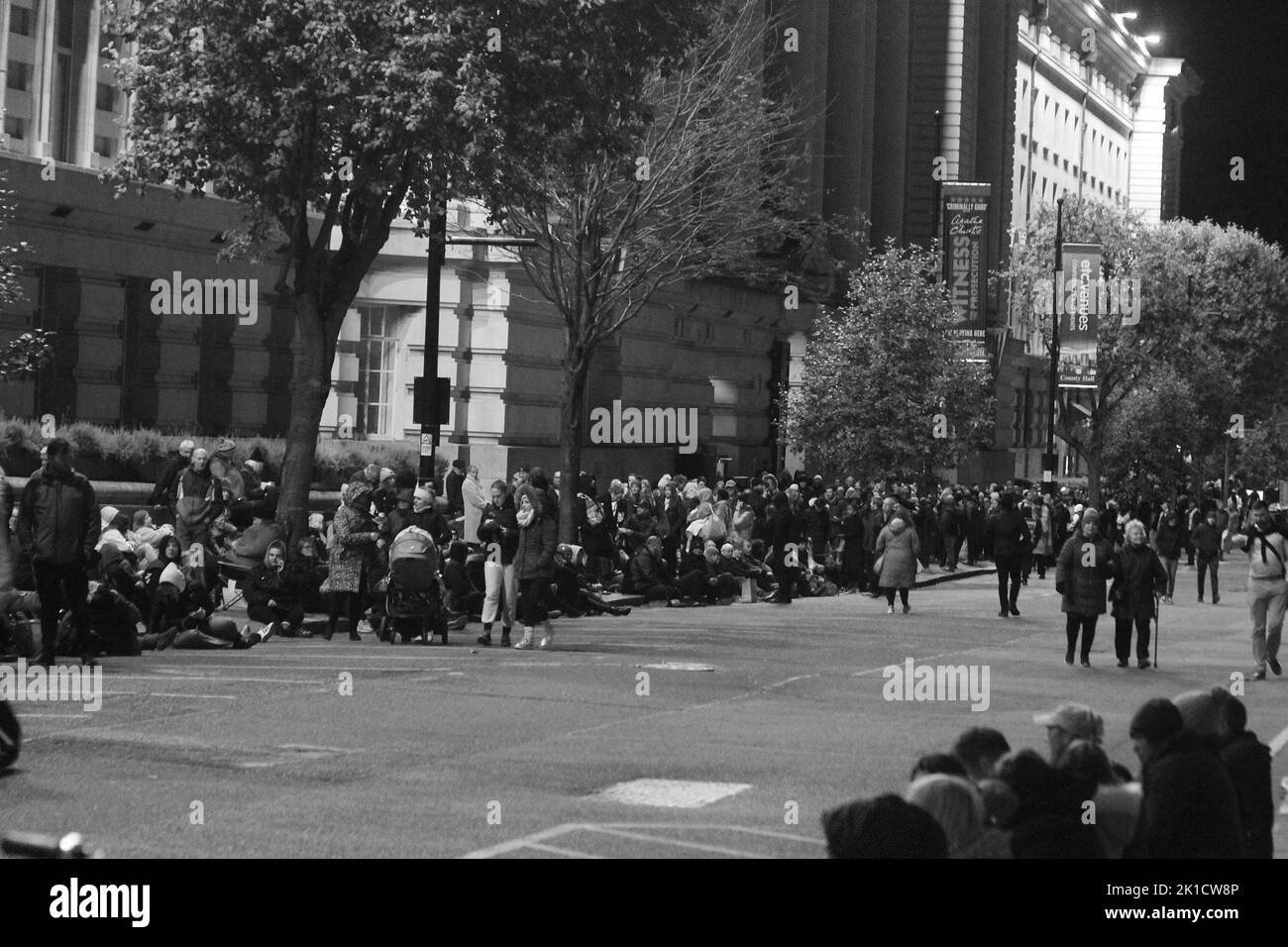 La gente fa la fila per vedere la regina in stato per 24 ore ora. La coda è lunga molto e la gente deve aspettare molte ore 16/9/2022 foto blitz Foto Stock