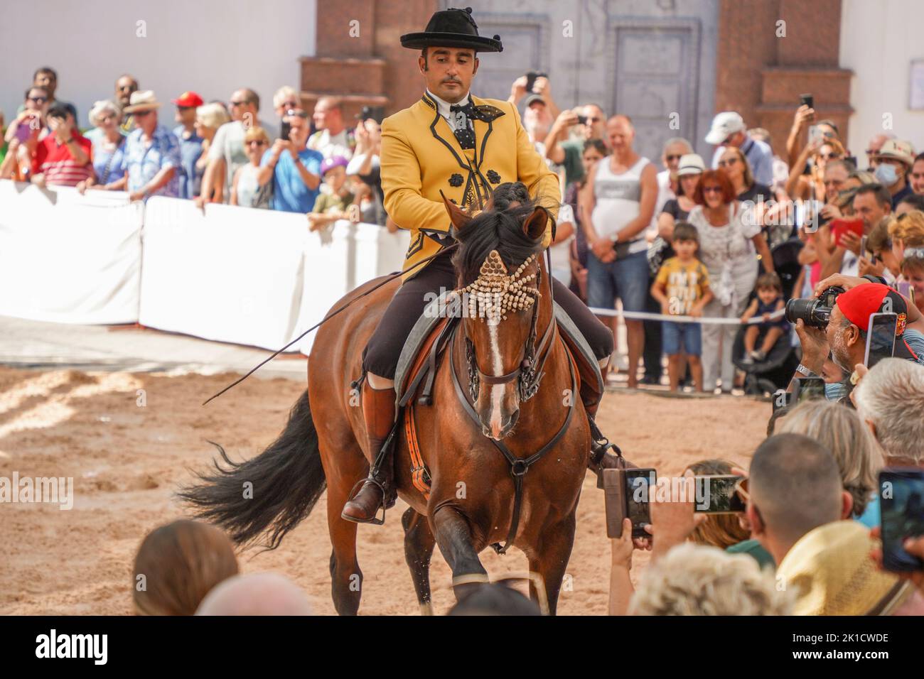 Uomo che esegue lo spettacolo di equitazione dressage spagnolo, durante la giornata annuale del cavallo. Fuengirola, Andalusia, Costa del Sol, Spagna. Foto Stock