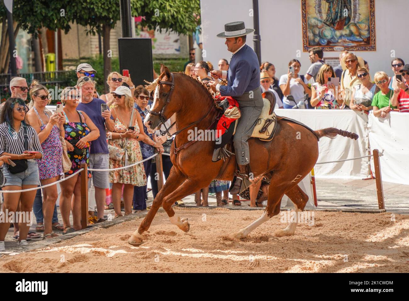 Uomo che esegue lo spettacolo di equitazione dressage spagnolo, durante la giornata annuale del cavallo. Fuengirola, Andalusia, Costa del Sol, Spagna. Foto Stock