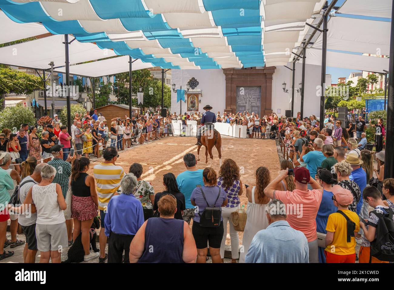Uomo che esegue lo spettacolo di equitazione dressage spagnolo, durante la giornata annuale del cavallo. Fuengirola, Andalusia, Costa del Sol, Spagna. Foto Stock