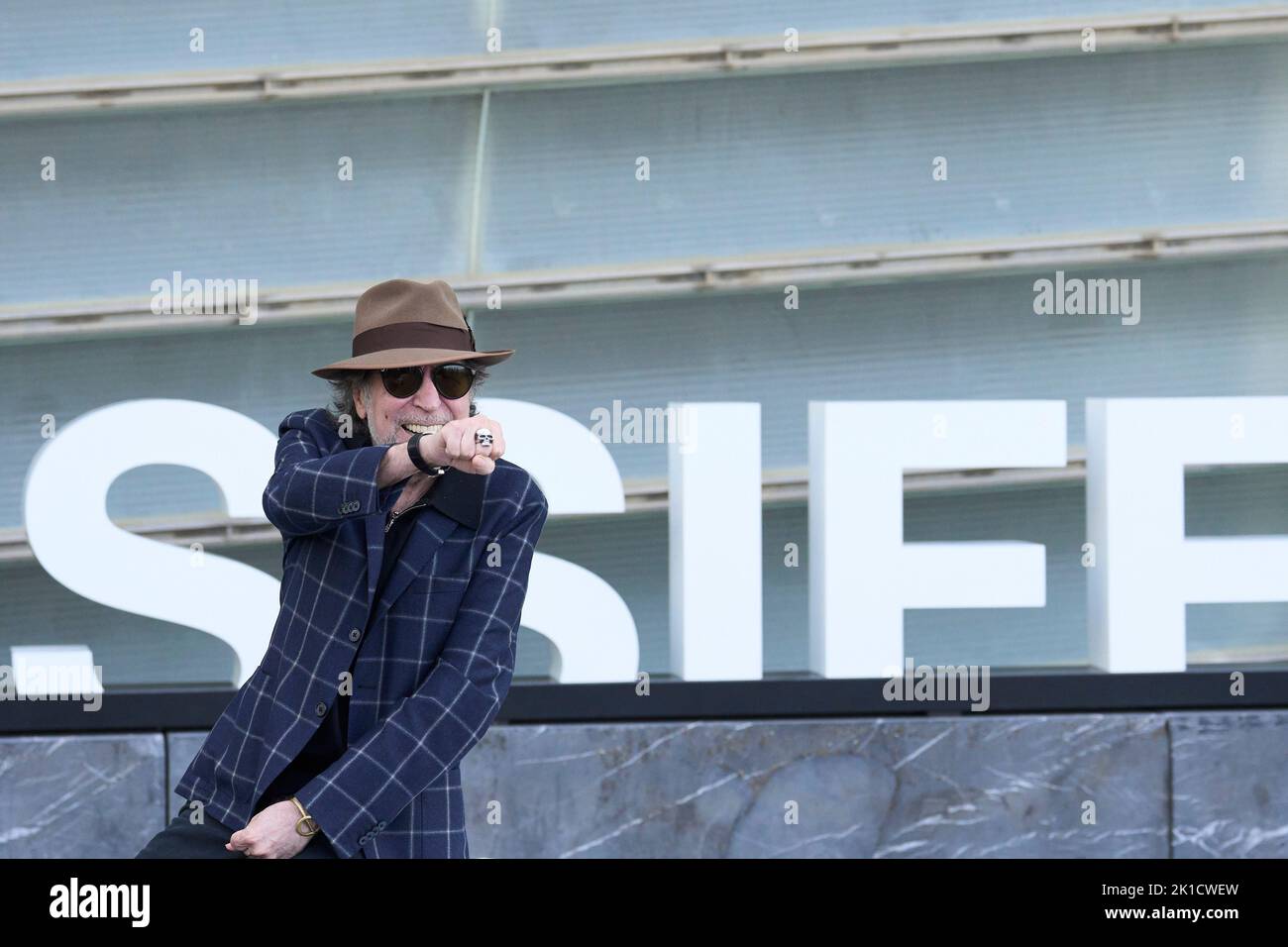 Donostia / San Sebastian. Spagna. 20220917, Joaquin Sabina ha partecipato a 'Feeling IT' Photocall durante il 70th San Sebastian International Film Festival al Kursaal Palace il 17 settembre 2022 a Donostia / San Sebastian, Spagna Credit: MPG/Alamy Live News Foto Stock