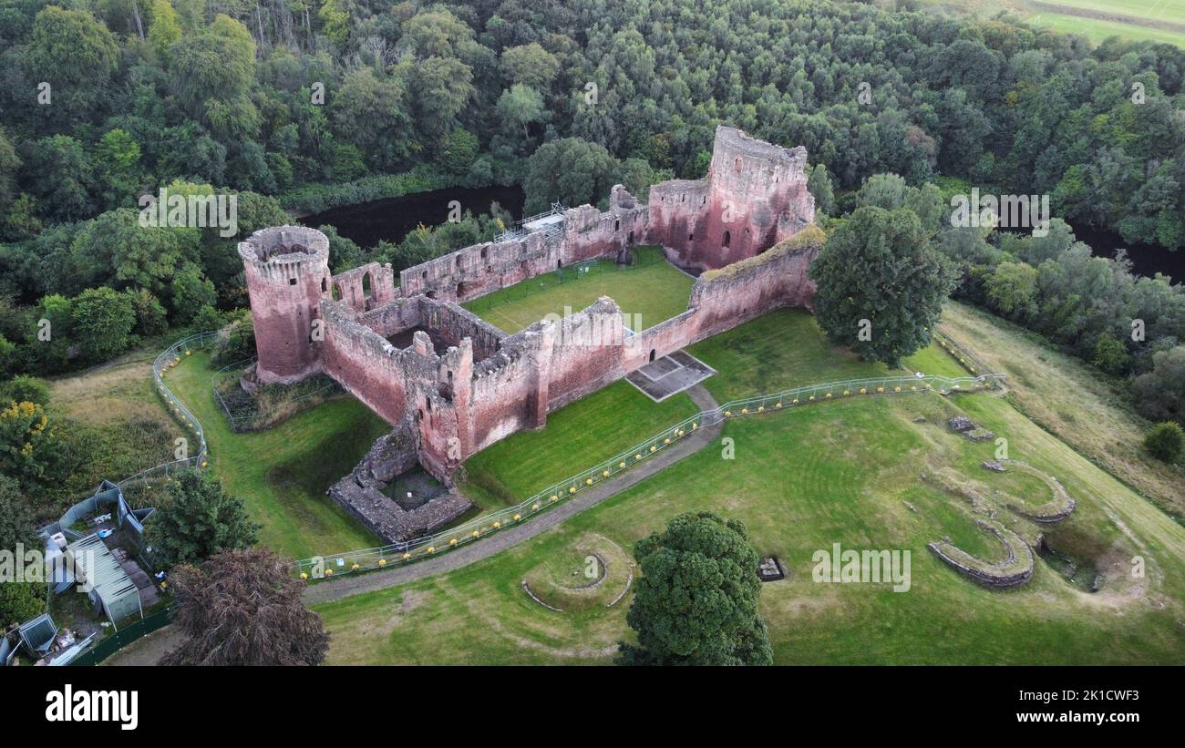 Un'immagine aerea del castello di Bothwell nel Lanarkshire meridionale, Scozia Foto Stock