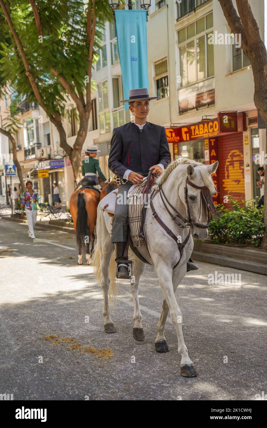 Uomo spagnolo in vestito tradizionale a cavallo, durante la giornata annuale del cavallo. Fuengirola, Andalusia, Costa del Sol, Spagna. Foto Stock