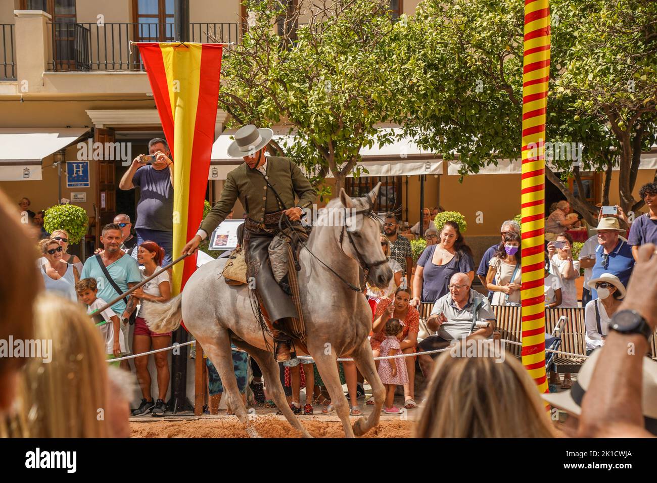 Uomo che esegue lo spettacolo di equitazione dressage spagnolo, durante la giornata annuale del cavallo. Fuengirola, Andalusia, Costa del Sol, Spagna. Foto Stock