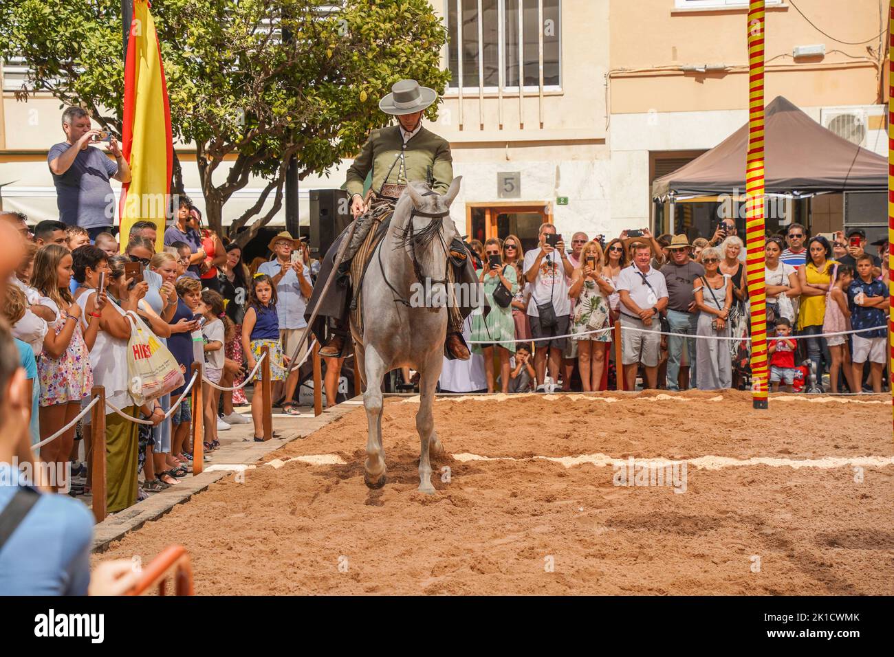Uomo che esegue lo spettacolo di equitazione dressage spagnolo, durante la giornata annuale del cavallo. Fuengirola, Andalusia, Costa del Sol, Spagna. Foto Stock